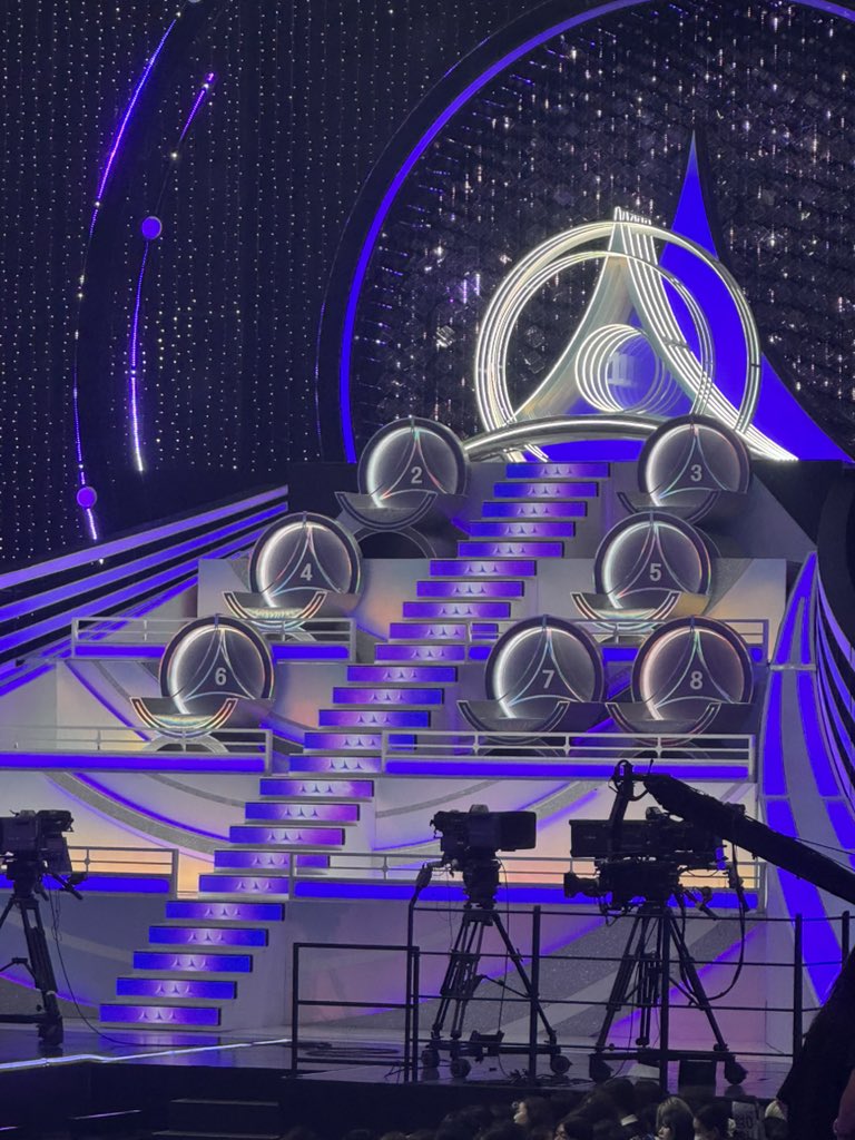 최소 9명 이상이다