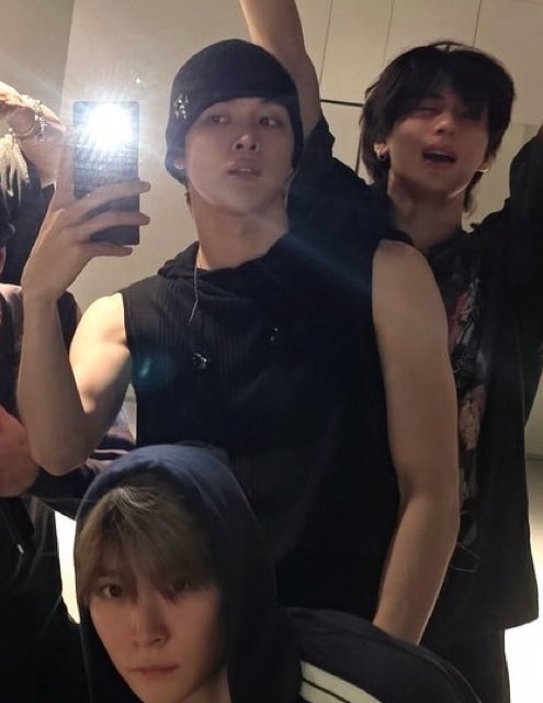 always looks hot in group pics