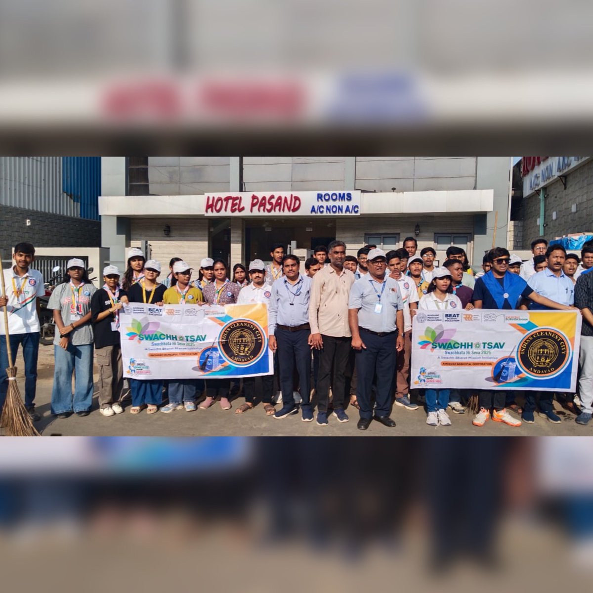 AmdavadAMC's tweet image. Under the Swachhta Mahaabhiyan, AMC organised a massive cleanliness drive along the SG Highway stretch from Iscon Cross Road to Vaishnodevi Junction. Municipal councillors, dignitaries, NGOs, and AMC NWZ staff from all departments actively participated, reinforcing Ahmedabad’s…