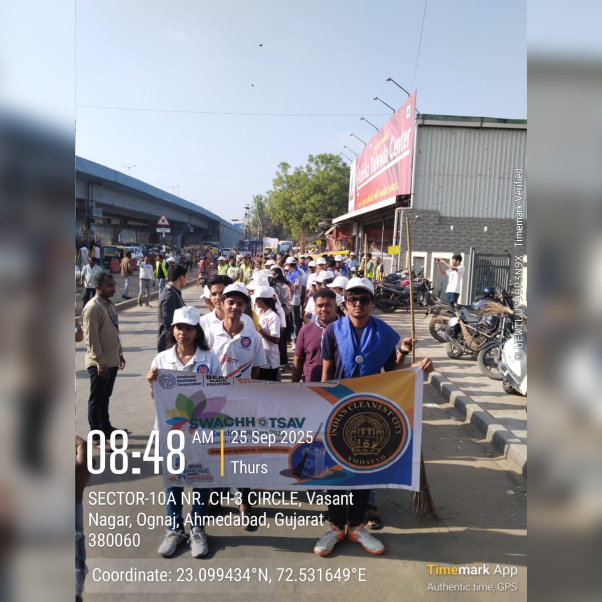 AmdavadAMC's tweet image. Under the Swachhta Mahaabhiyan, AMC organised a massive cleanliness drive along the SG Highway stretch from Iscon Cross Road to Vaishnodevi Junction. Municipal councillors, dignitaries, NGOs, and AMC NWZ staff from all departments actively participated, reinforcing Ahmedabad’s…