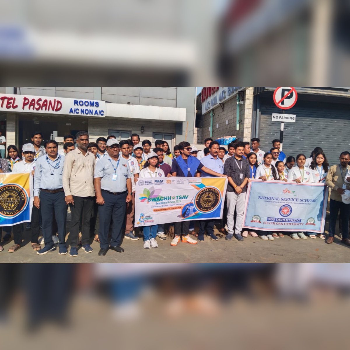 AmdavadAMC's tweet image. Under the Swachhta Mahaabhiyan, AMC organised a massive cleanliness drive along the SG Highway stretch from Iscon Cross Road to Vaishnodevi Junction. Municipal councillors, dignitaries, NGOs, and AMC NWZ staff from all departments actively participated, reinforcing Ahmedabad’s…