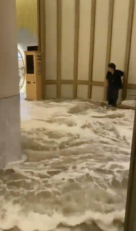 9 月 24 日，受超強颱風 “樺加沙” 影響，香港天文台發出 “十號風球”。凌晨時分，香港富麗敦海洋公園酒店門前的玻璃門被海水衝破，大量海水灌入酒店，有人被衝倒。酒店回應稱，幸無賓客或員工受傷報告，已加派人手應對颱風影響。
#香港台風  #颱風樺加沙 #富麗敦海洋公園酒店 #海水倒灌