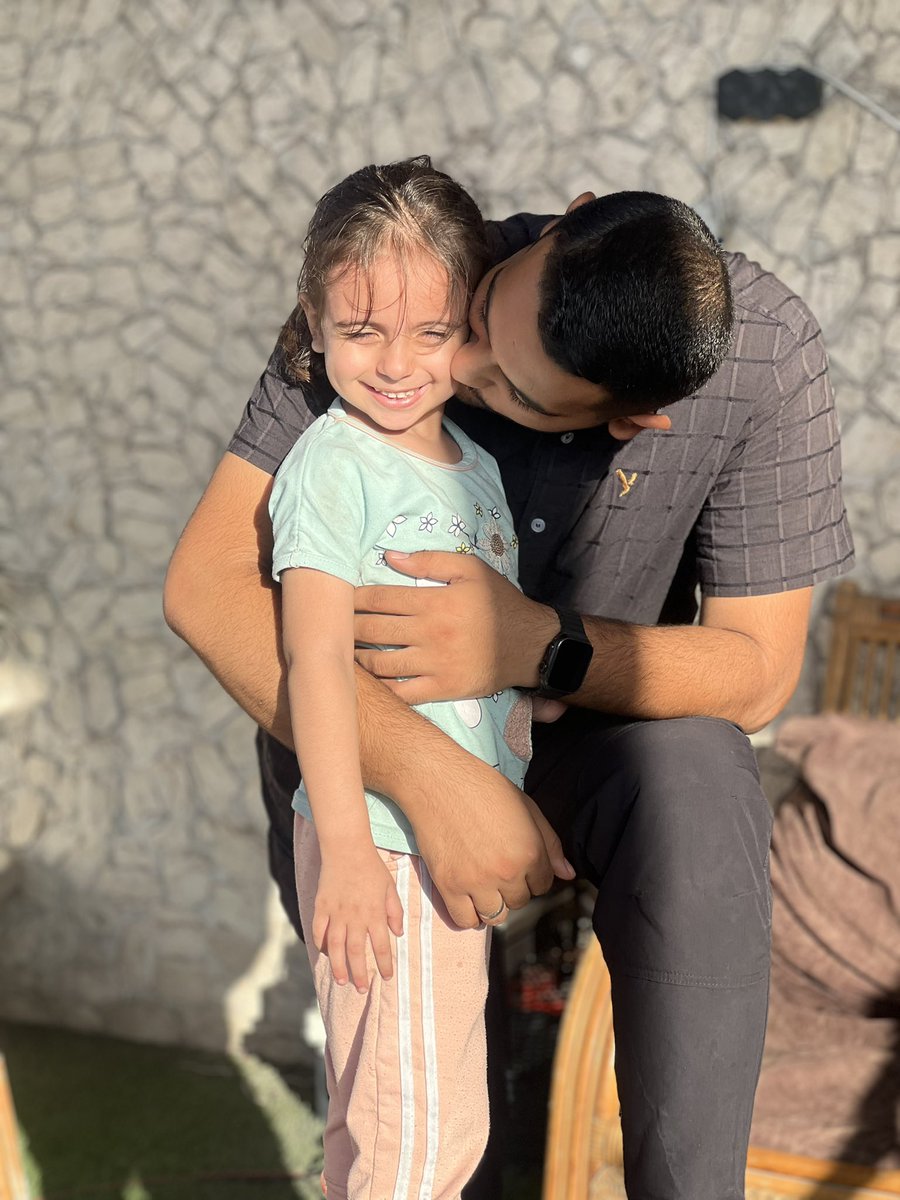 Mahmoudshalh's tweet photo. اليوم تكمل الصغيرة شام عامها الخامس، تحمل في خطواتها الأولى حكاية بيت فقد الكثير، لكنه لم يفقد العزيمة.
ولدت شام وفي عينيها ملامح الحلم، كبرت يتيمة الأب، لكن محاطة بمحبة الأهل وإرث الشهيد الذي ترك لها اسمًا يزيّن حياتها بالعزّة والكرامة.

شام ليست مجرد طفلة؛ إنها أمانة المستقبل، وامتداد قصة كتبت بالدم والوفاء.

رحم الله خالي وحبيب روحي الشهيد أنس جمال الشريف، وجعل ذكراه بركةً ونورًا،
وكل سنة وشام بخير، تكبر على الخير والكرامة، وتكون كما أراد والدها فخرًا وأملًا.