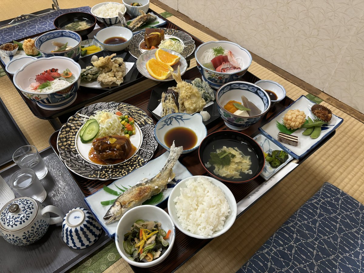 riichan_sauna's tweet photo. 有名な温泉街ですが、入湯税込み込みでも一万円でお釣りがきちゃう旅館、、

こんなに沢山お食事が並んでるのに、、、 https://t.co/zldqlhA1le