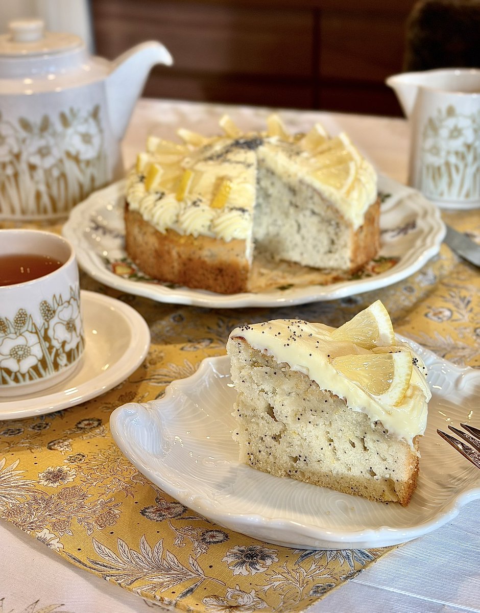 レモンドリズルポピーシードケーキ、クリームチーズフロスティング乗せ作りましたわ〜！！

レモンケーキの美味しい部分全部盛りみたいな欲張りケーキで美味しかったですわ〜〜〜！！！

本当は秋の気分でシードケーキを食べたかったんですけど近所にキャラウェイシード売ってなかったから諦めましたわ