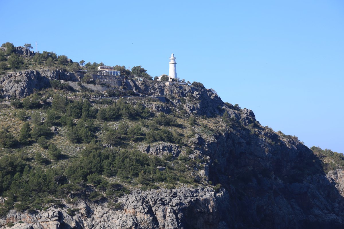Far del Cap Gros – De Muleta (#Mallorca)
💡 Curiositat: Construït sense enginyer i amb una torre atípica, els primers torrers havien de fer guàrdia dins la llanterna en condicions dures.

#farsdebalears