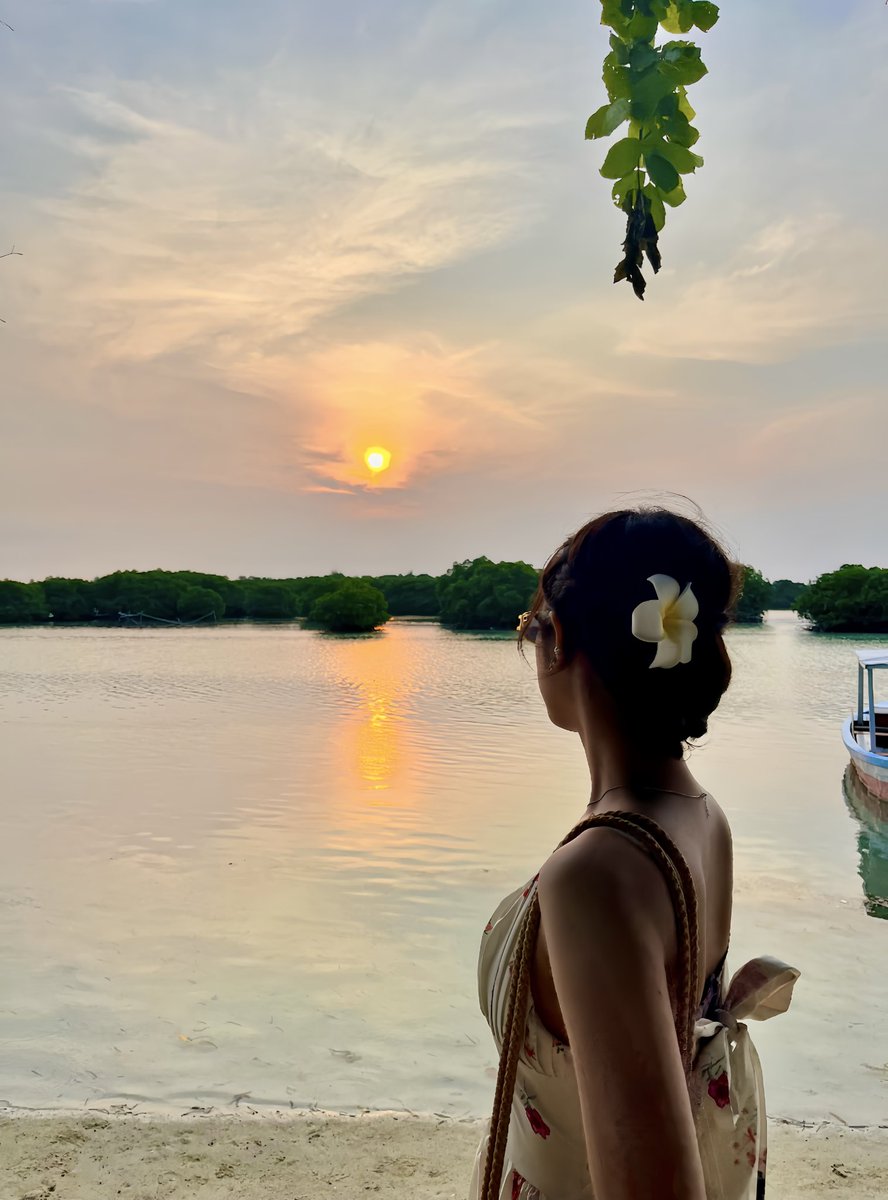 Sunscreen pertama yg masih jadi andalan buat panas panasan sampe skrg😭 beneran ringan bgt, no whitecast, kulit berasa adem &amp; lembab. Sunscreen se-zunsational ini cuma ada 1 !

— Azarine Hydramax-C ☀️💛 #SunscreenAzarine #Zunsational