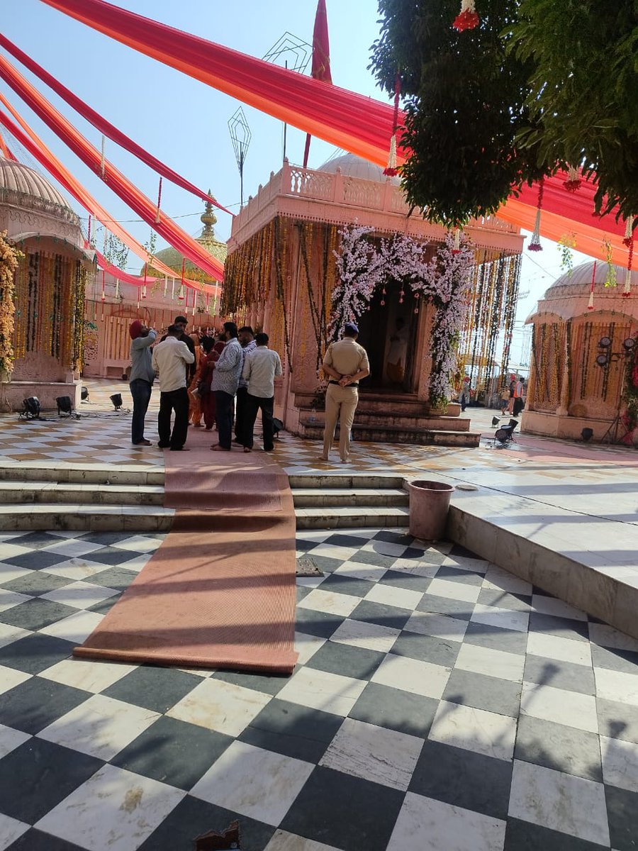 DehraPolice's tweet image. "श्रद्धालुओं की सुरक्षा, हमारी सर्वोच्च प्राथमिकता 🙏
शरद नवरात्रों के आज चतुर्थ नवरात्र पर मां ज्वालामुखी मंदिर मे भक्तों की सेवा में सतत तैनात हिमाचल पुलिस 🚓🙏
शांति, श्रद्धा और सुरक्षा—तीनों का संकल्प!"
#DehraPolice 
 #SafePilgrimage #DevotionAndDiscipline #HPPoliceOnDuty