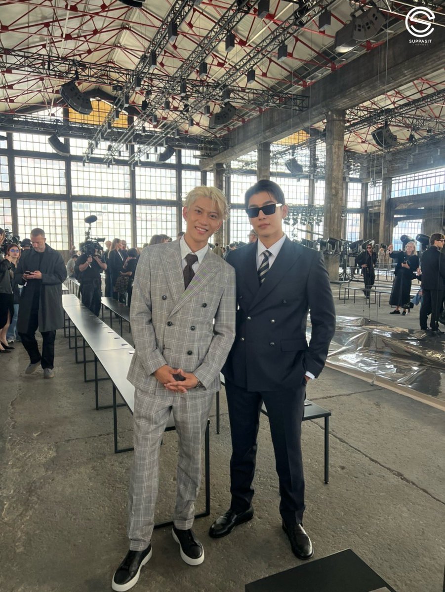 SolSkipperCo's tweet photo. They both look amazing 😣🖤

MEW X MILANO FW SS26

@MSuppasit @HUGOBOSS
#BOSSSU2026xMEW
#BeYourOwnBOSS
#BOSSsummer26xMEW https://t.co/EKUGjVQcD2