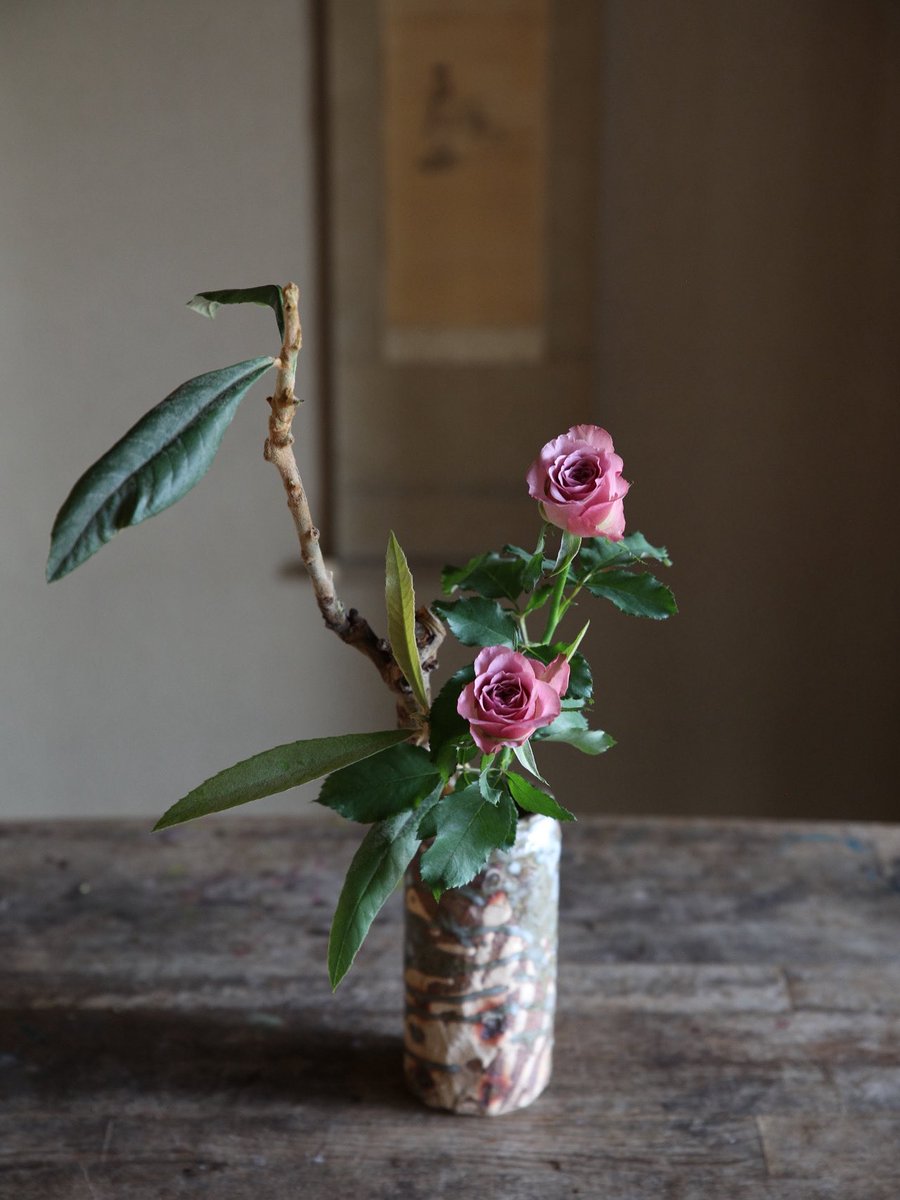 ビワとバラをいけました。