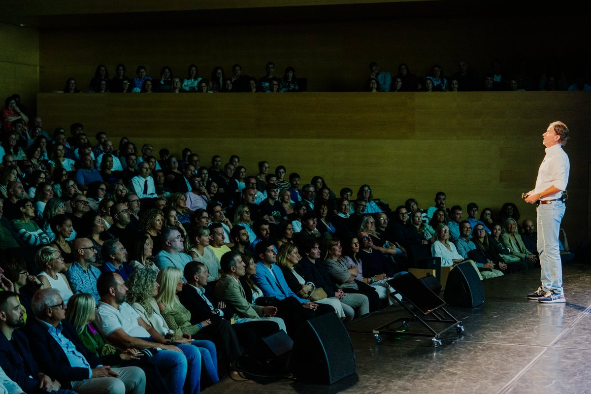 Va ser un luxe poder gaudir de la ponència que Víctor Küppers va fer a #Gimentors. 

Estem immensament agraïts també perquè la ponència era 100% solidària i la meitat serà per les entitats solidàries de Gimentors. Gràcies per la generositat!

📸Toni Vilches Fotografia