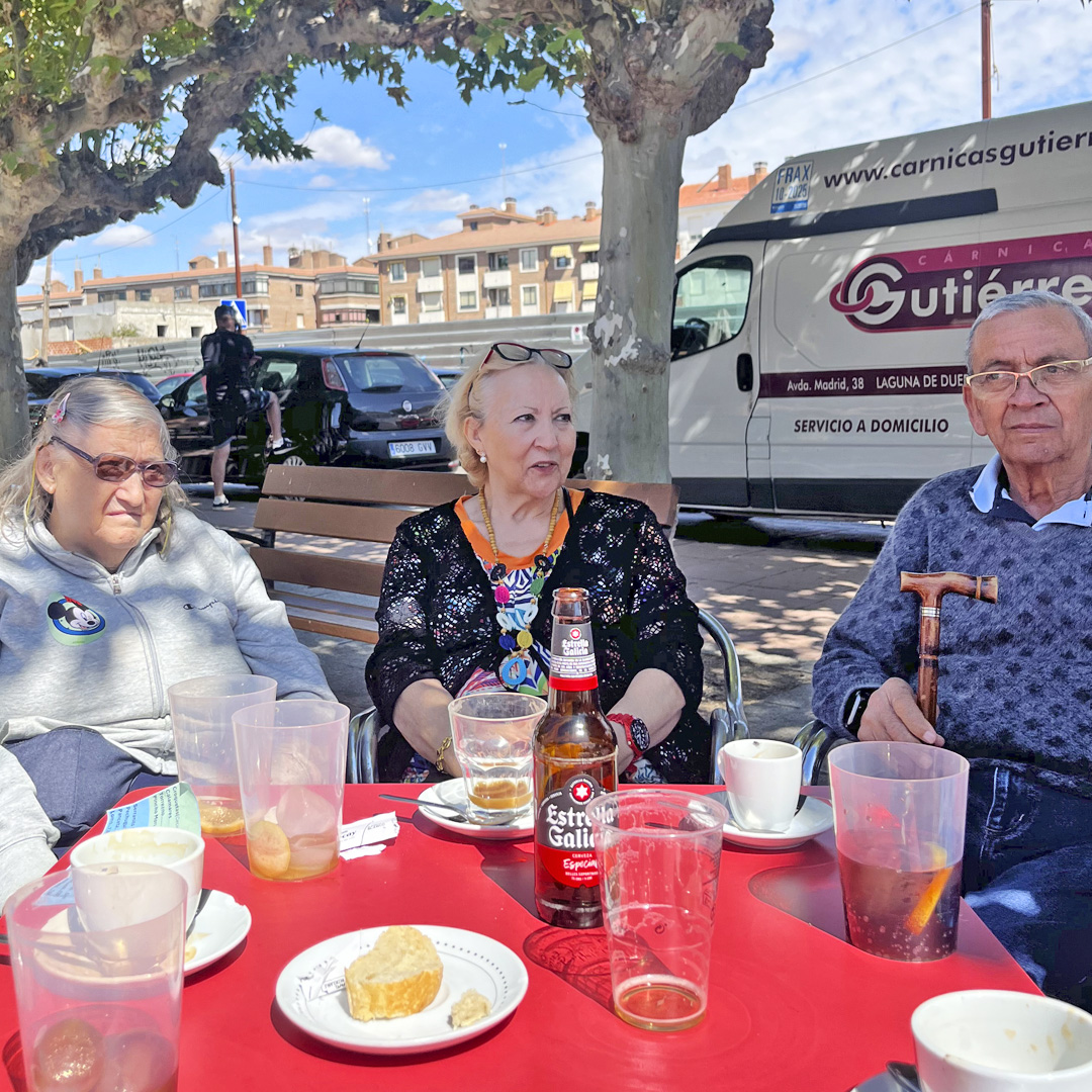🎉 Hace unos días, se celebraron en la localidad vallisoletana de #LagunadeDuero las fiestas populares, y ¡no nos las podíamos perder! Las personas usuarias de <a href="/ResiGerohotel/">Residencia CleceVitam Gerohotel</a> asistieron a un concierto y tuvieron tiempo de tomarse un piscolabis. #CleceVitam