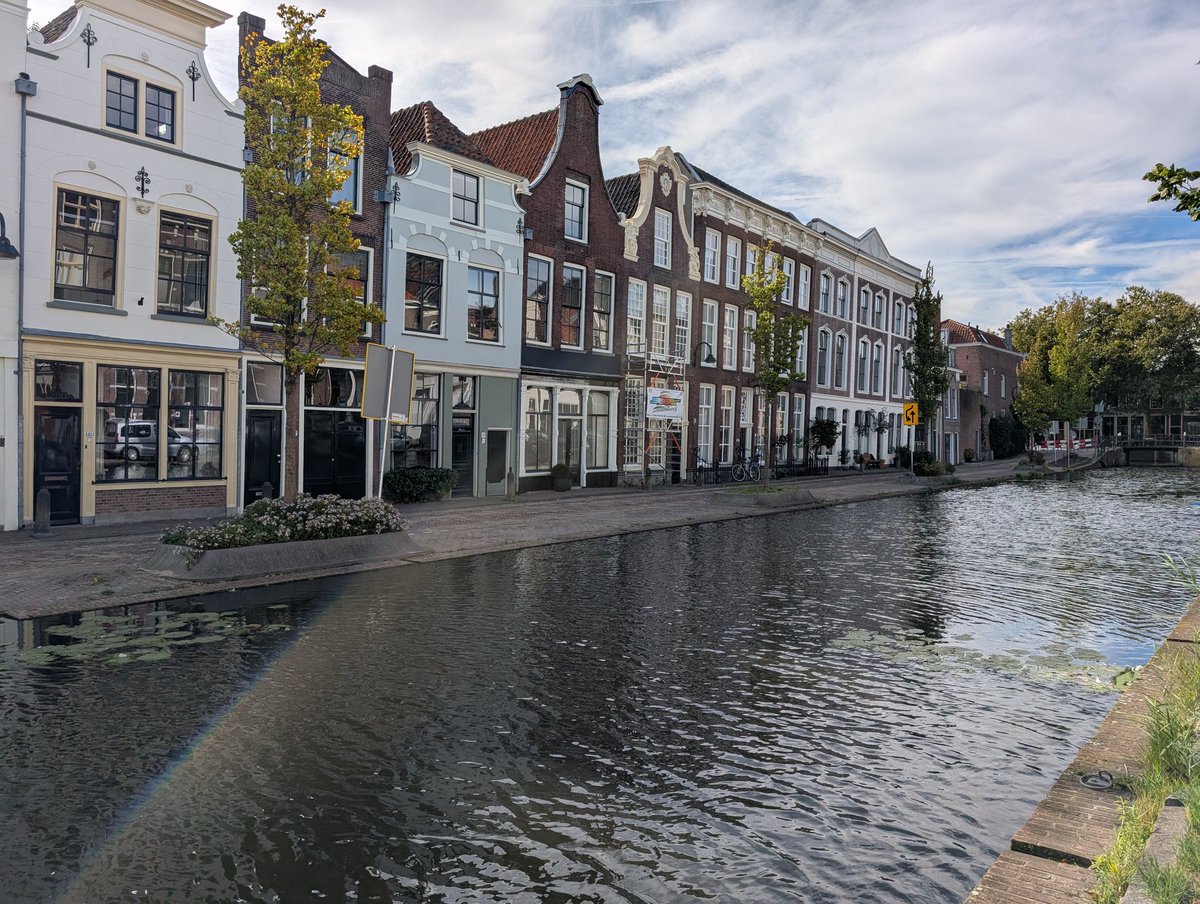 Vandaag staan er even geen auto's langs een deel van de Turfmarkt. Gelijk een hele andere uitstraling. Het water en de woningen staan niet meer verstopt. Mag van mij zo blijven #Gouda