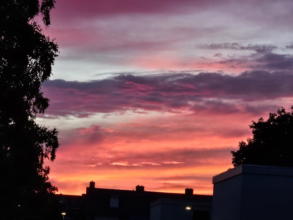 AnitaPeeters's tweet photo. Gisteravond een #magische #zonsondergang 🙏 de hemel stond in brand #hoemooi 'wat is God toch een kunstenaar' #FrankBoeijen gisteren was een #topdag kwam zelf #mama tegen in een #droom 🙏💝 vandaag een mindere dag! Maar ook dat komt vast goed #haveagreatday #spreadthelove 🙏🍀 💚 https://t.co/6hL7DBTlg2