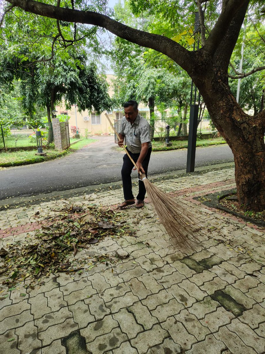 Under #SwachhataHiSeva 2025, offices across the Income Tax Odisha region came together for Shramdaan to promote cleanliness. With the spirit of "Ek Din, Ek Ghanta, Ek Saath", we continue our commitment to a cleaner, greener India
#SHS2025 #Swachhostav