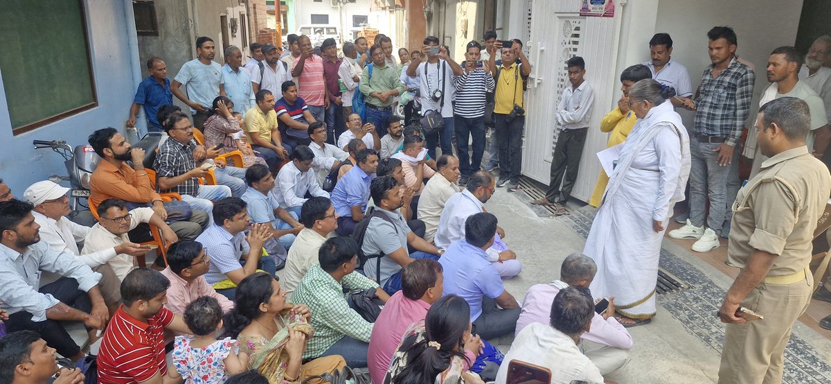 vishwaguru76's tweet photo. @myogiadityanath @CMOfficeUP @brajeshpathakup @kpmaurya1 @ChiefSecyUP @idrsarvanbaghel आदरणीय महाराज जी आज हम सहायता प्राप्त माध्यमिक विद्यालयों में कार्यरत शिक्षक अपने ऑफलाइन स्थानांतरण सूची की मांग के लिए माननीय मंत्री @gulabdeviup के आवास चंदौसी पर बैठे हुए हैं। मंत्री महोदया को शायद पता नहीं है कि दिनांक 7 जून 2025 को जारी शासनादेश में ऑफलाइन और ऑनलाइन दोनों प्रकार के स्थानांतरण दिनांक 27 जून 2025 तक किए जाने की बात कही गई है। संबंधित शासनादेश में कहीं भी ये नहीं लिखा है कि स्थानांतरण केवल ऑनलाइन होंगे। दिनांक 24 जुलाई को जारी शासनादेश में अगले सत्र से केवल ऑनलाइन स्थानांतरण होने की बात की गई है परंतु मंत्री महोदया और विभाग  पिछले 3 महीने से सरकार और शिक्षकों को दिग्भ्रमित करके हम शिक्षकों को मानसिक रूप प्रताड़ित कर रहे हैं। इससे सरकार की छवि धूमिल हो रही है और लोगों में सरकार के प्रति आक्रोश बढ़ रहा है। अस्तु इस प्रकरण में आपसे करबद्ध निवेदन है कि व्यक्तिगत रुचि लेकर प्रकरण का निस्तारण करने का आदेश देने की कृपा करें।
