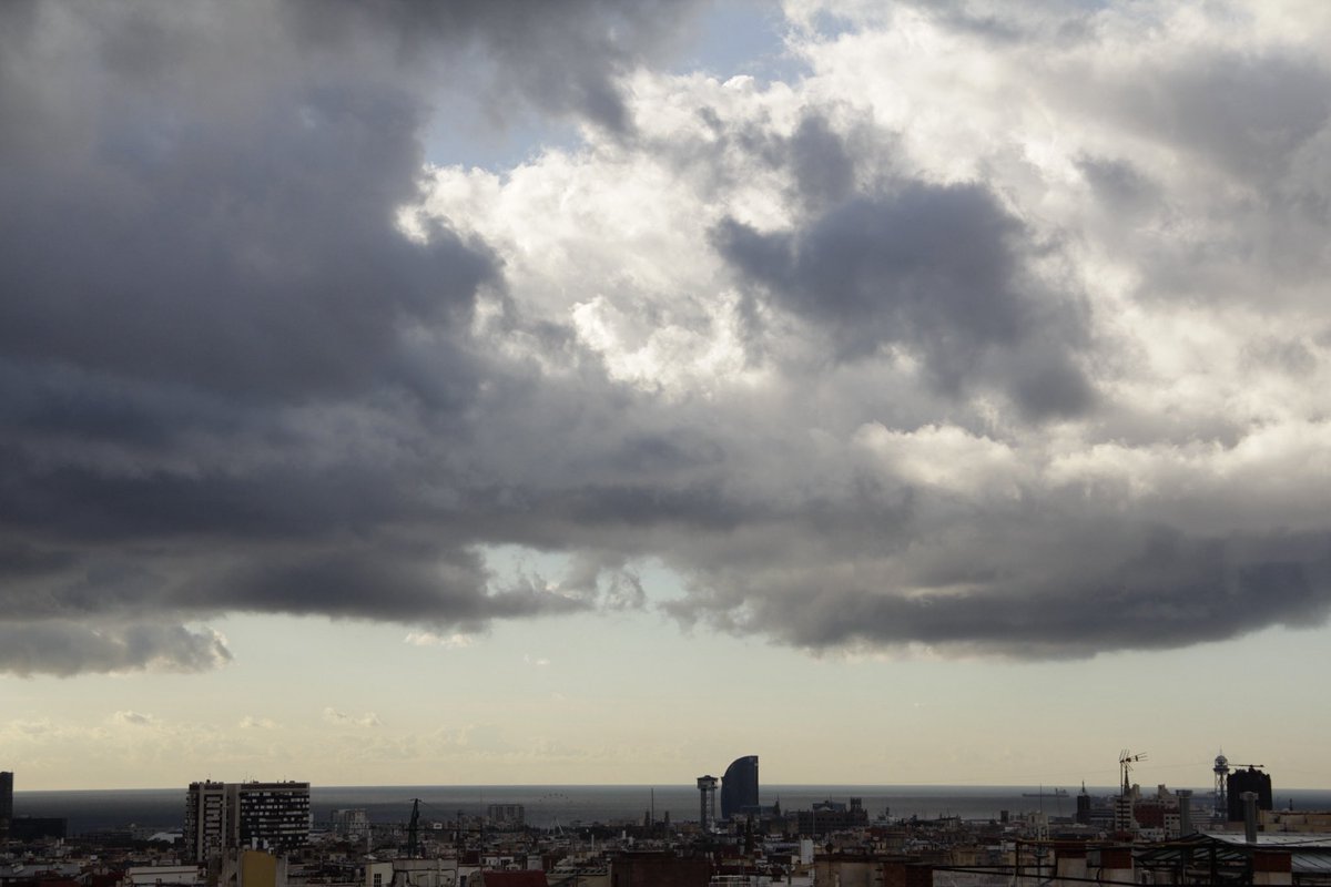 Bon dia! Cels amb grans nuvolades a Barcelona  <a href="/tempsdemeteo/">Temps de Méteo</a> <a href="/btveltemps/">btv el temps</a> <a href="/3CatInfoelTemps/">3CatInfo El temps</a> <a href="/ElTiempo_tve/">El Tiempo en TVE</a> <a href="/SoniaPapell/">Sònia Papell Caimons</a> <a href="/AEMET_Cat/">AEMET_Cataluña</a> <a href="/TomasMolinaB/">Tomàs Molina</a> <a href="/eltemps_rtve/">El Temps</a> <a href="/meteocat/">Meteocat</a> <a href="/CatalunyaMet/">MéteoCatalunya</a>