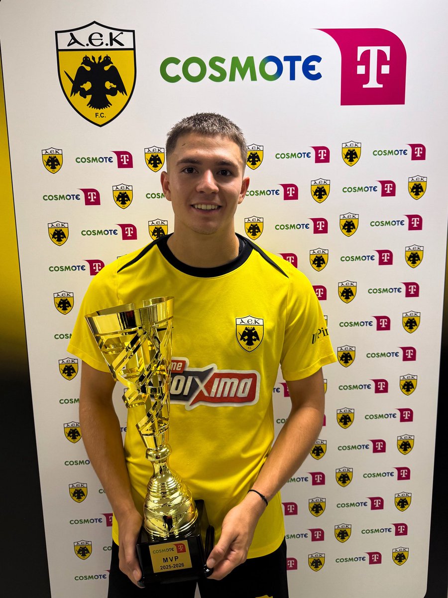 AEK_FC_OFFICIAL's tweet image. 🏆Η βράβευση του COSMOTE TELEKOM MVP του χθεσινού́ αγώνα, Δημήτρη Καλοσκάμη, έπειτα από την ψηφοφορία μεταξύ των μελών της επίσημης κοινότητας της ΠΑΕ ΑΕΚ στο Viber 🟡⚫️

#aekfc #aekfcseason2025_2026  #kypelloelladas #aekfcvibercommunity #CosmoteTelekomMVP #Kaloskamis