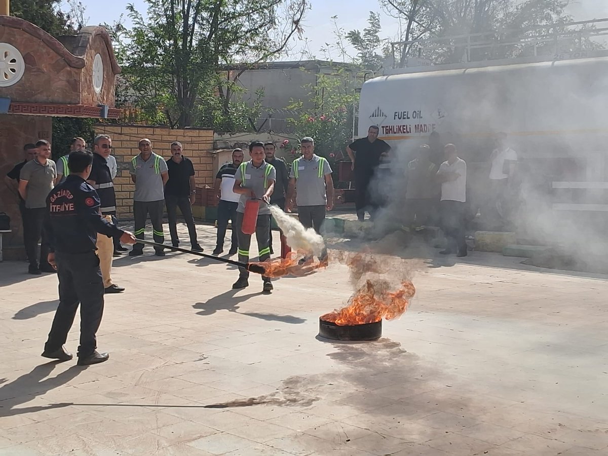 gbbitfaiye's tweet photo. 🚨👨🏻‍🚒İtfaiye haftası etkinlikleri kapsamında Nizip ilçemizdeki akaryakıt satışı ve nakliyesi işi yapan firma çalışanlarına 'Yangın Eğitimi' ile söndürme tatbikatı gerçekleştirildi.🚨

@GaziantepBeld @FatmaSahin https://t.co/mrlAf9PHgo