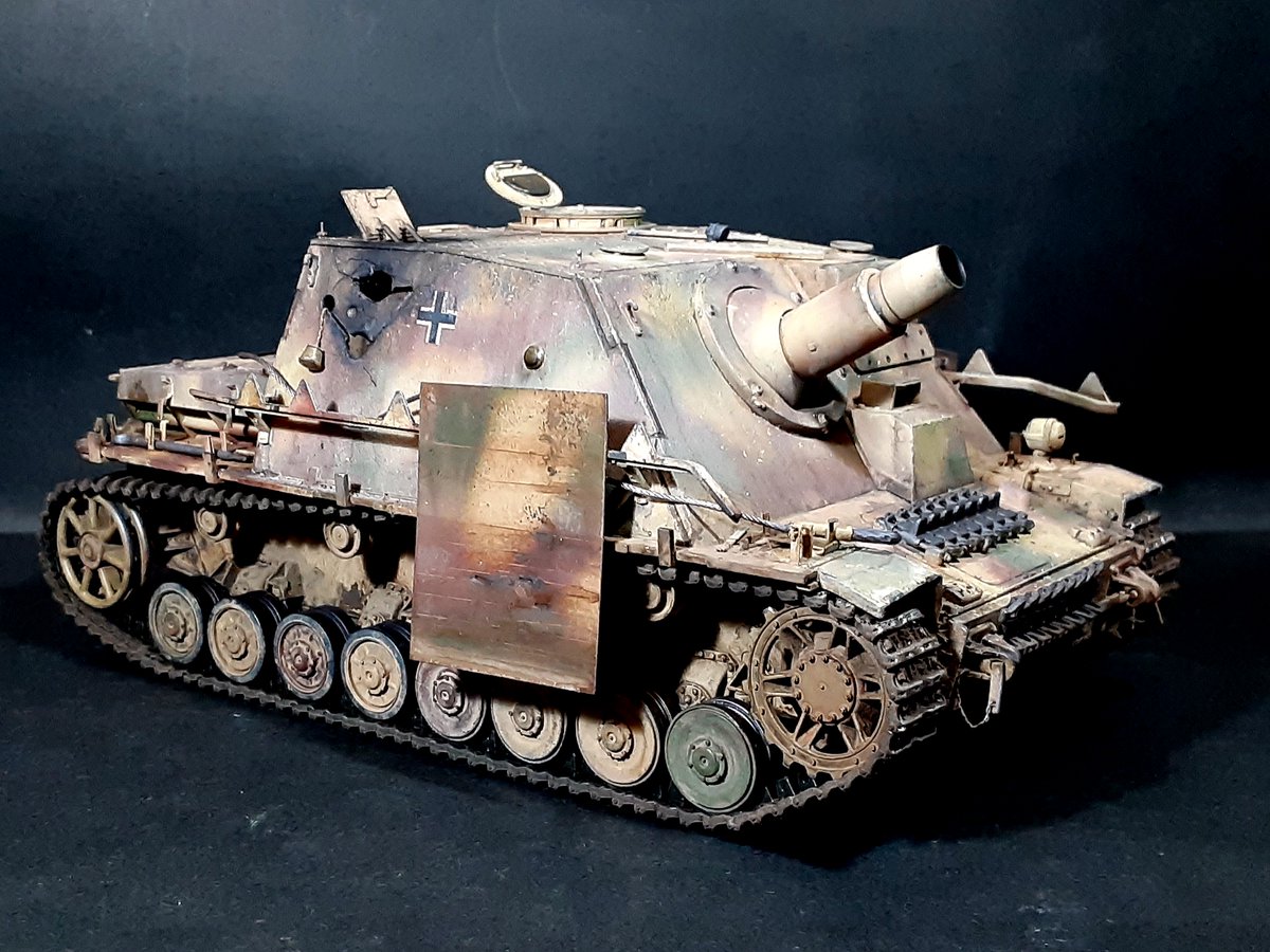 Yoshi84525254's tweet photo. 【Brummbär完成】

作業机の下に唯一残ってた”タミヤのブルムベア”
お手付きで作り出したけど中々良い感じで完成です😊

稼働式履帯も買ったけどなんだかバラバラになっちゃって！キットのベルト式に戻したけどこれでも十分格好良い😆

また地面できたらポストしま～す😝

#タミヤ

#ブルムベア https://t.co/8xm9CUK6G1