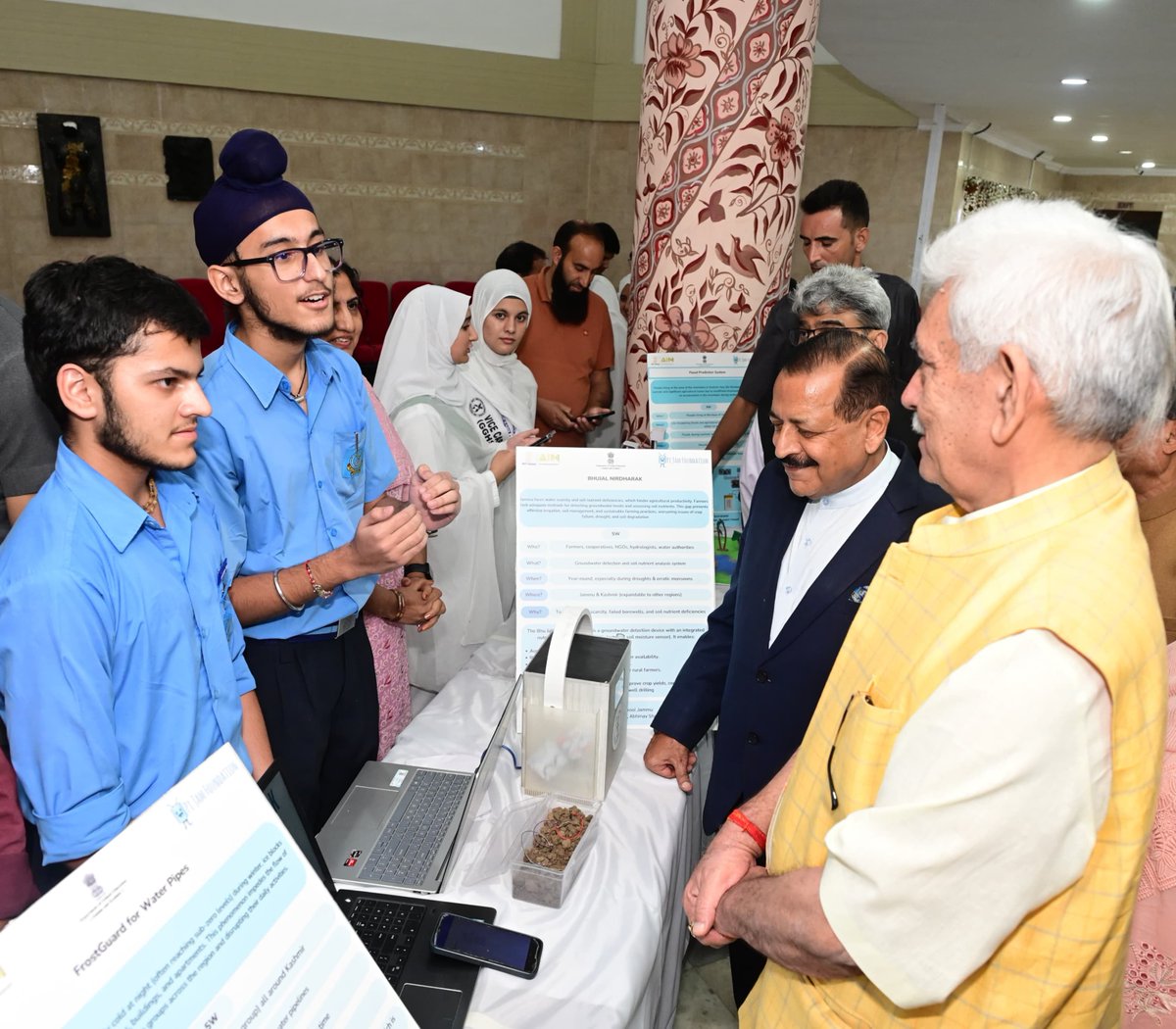 OfficeOfLGJandK's tweet photo. J&amp;K's innovation ecosystem is steadily transforming at the school level by Atal Tinkering Labs. Jammu, Udhampur, Rajouri, Kulgam, Shopian, Srinagar and many other districts are witnessing significant rise of student-led innovation and equipping students with future-ready skills. https://t.co/gMioxEhbho