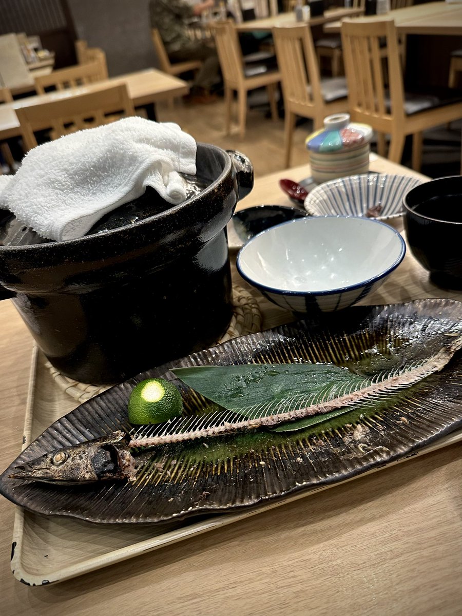 博多から米どころ新潟へ。今日は移動だけだったので、ホテル近くの定食屋へ。炊き立ての新米に、旬の秋刀魚。もうこれだけで幸せ。日本人で良かった。