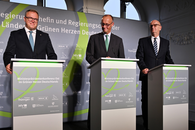 WAS SEHT IHR AUF DEM BILD ??

A )  3 tolle Politiker ?
B)   3 Vollidioten ?
C )  3 Nutzlose  Politiker ?