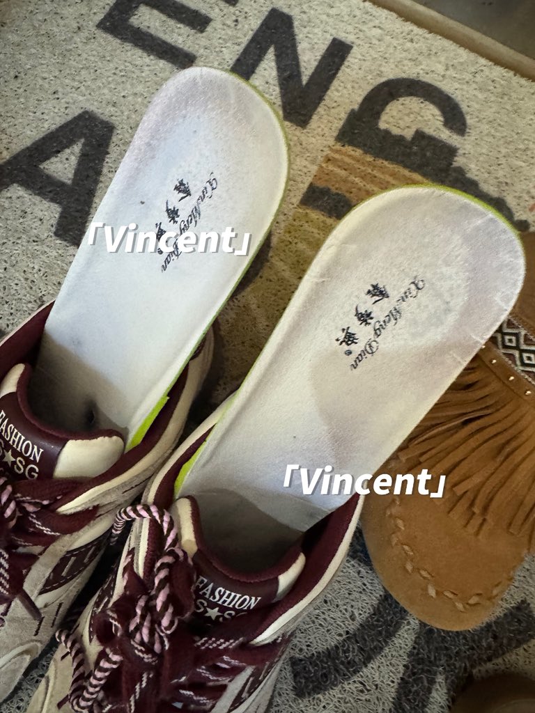 AKAVincentCc's tweet image. 大一女生跟妈妈来家里上课，她们在屋里关着门，我在外面玩着鞋，年轻女生就是爱出汗，两次来穿的鞋子里都湿乎乎的，满满的汗馊味，不酸也不臭