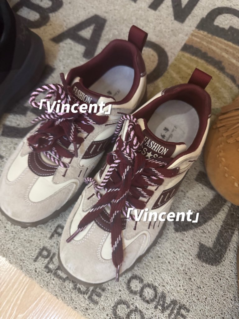 AKAVincentCc's tweet image. 大一女生跟妈妈来家里上课，她们在屋里关着门，我在外面玩着鞋，年轻女生就是爱出汗，两次来穿的鞋子里都湿乎乎的，满满的汗馊味，不酸也不臭