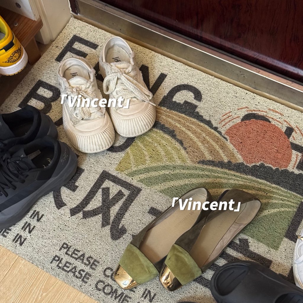 AKAVincentCc's tweet image. 大一女生跟妈妈来家里上课，她们在屋里关着门，我在外面玩着鞋，年轻女生就是爱出汗，两次来穿的鞋子里都湿乎乎的，满满的汗馊味，不酸也不臭