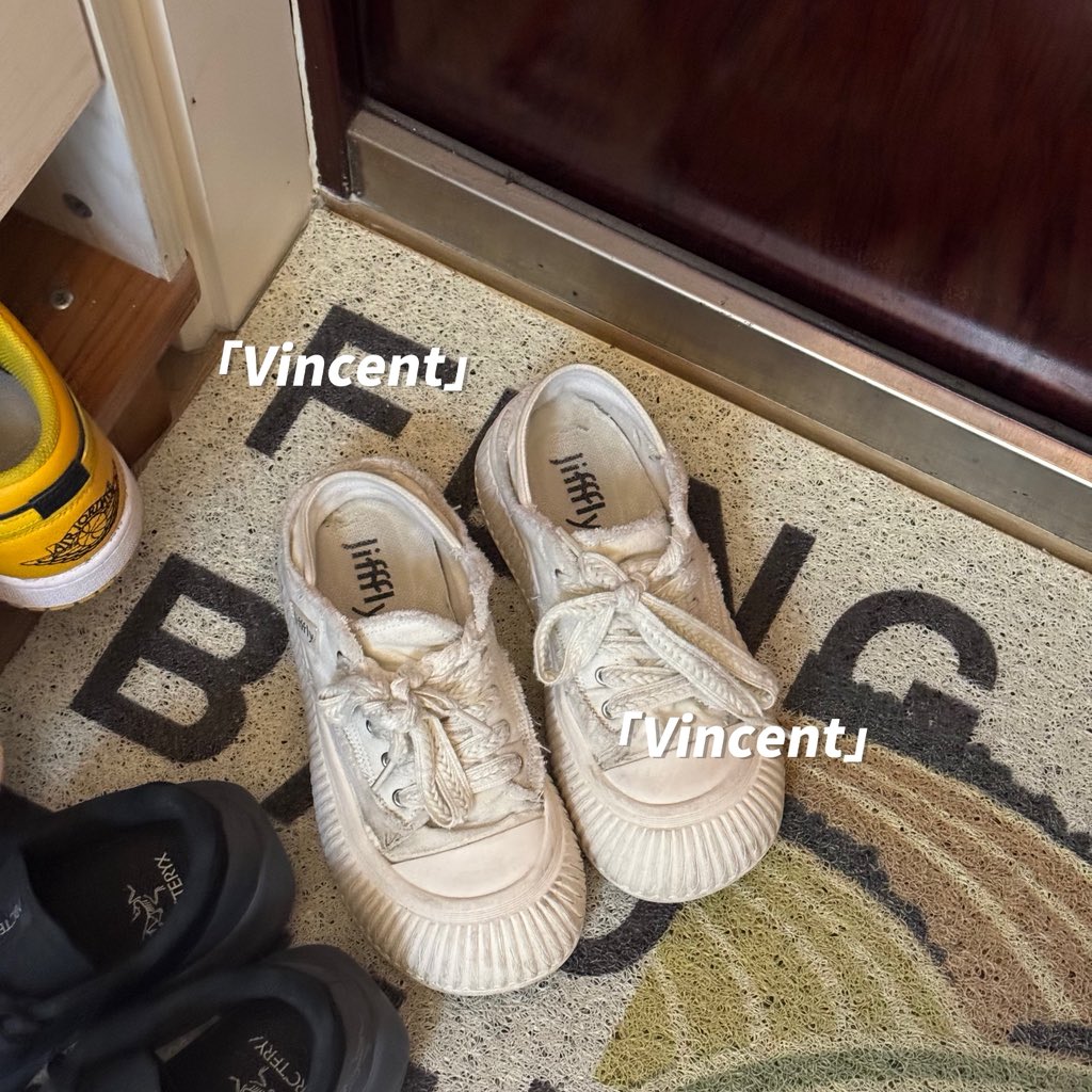 AKAVincentCc's tweet image. 大一女生跟妈妈来家里上课，她们在屋里关着门，我在外面玩着鞋，年轻女生就是爱出汗，两次来穿的鞋子里都湿乎乎的，满满的汗馊味，不酸也不臭