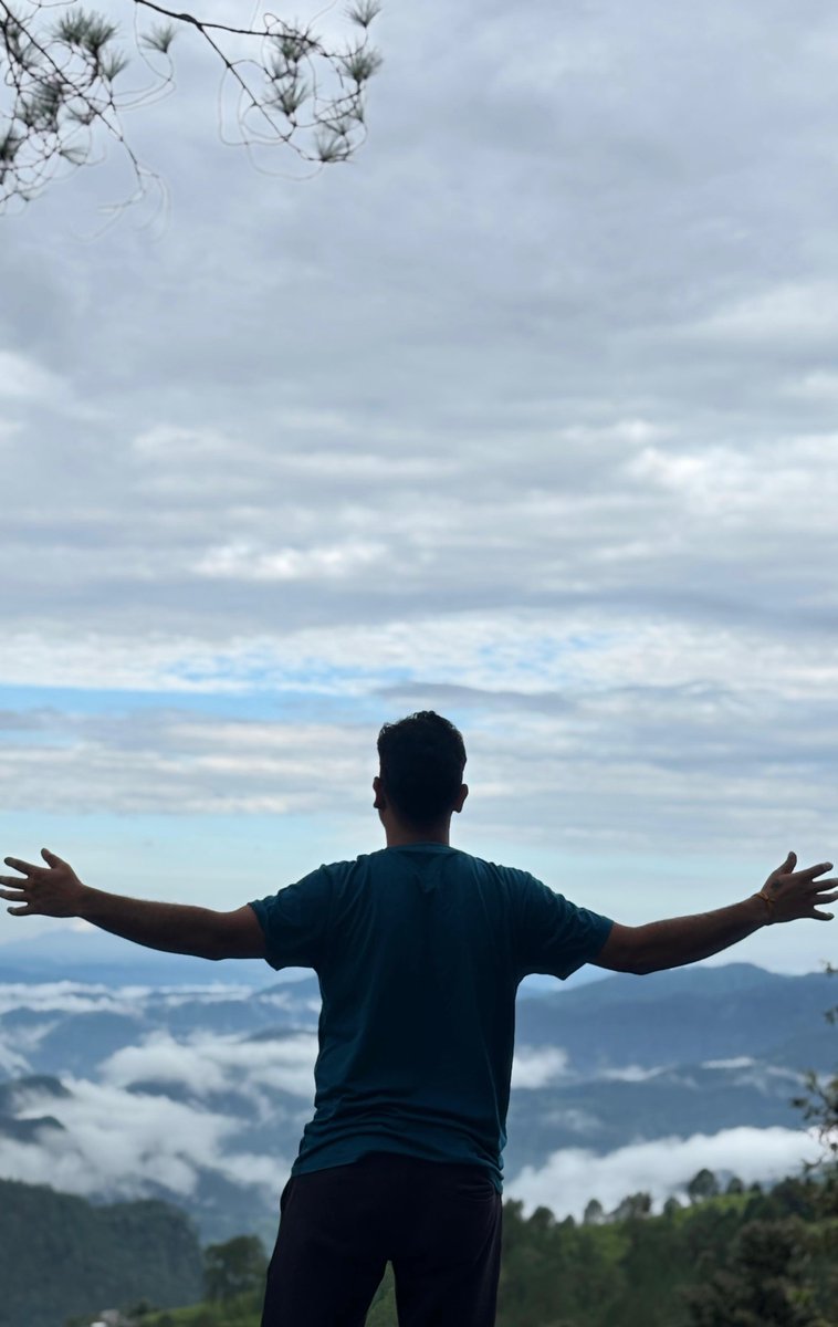 कम लोग हों पर अपने हों
जिंदगी तमाशा थोड़ी ना है जो भीड़ चाहिए… 🖤