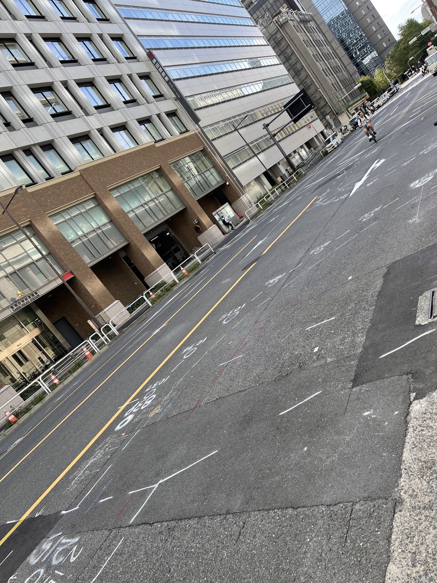 今や一本の樹木も無くなってしまった、伐られてしまった、神田警察通り2期区間です
学士会館から神田警察まで、アスファルトだけの醜い道です

ここには健全な32本の立派なイチョウがありました！
住民は900日も夜通し木を守ったのですが！
#神田警察通りの街路樹伐採に反対
#異常気象に樹木が必要