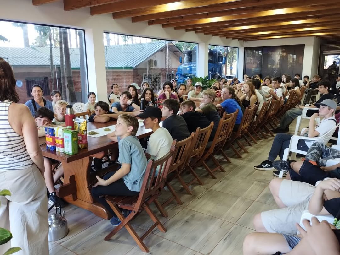 RutaYerbaMate's tweet photo. Gran Viaje Egresados 7mo. grado del #colegioalemán de #sanisidro #BA por Misiones @RutaYerbaMate
Encantados los cerca de 100 niños que realizaron una completa experiencia de turismo productivo ambiental y sensorial con cata y degustación de yerba, y proceso completo en #Andresito https://t.co/kA6SCfc1Vz