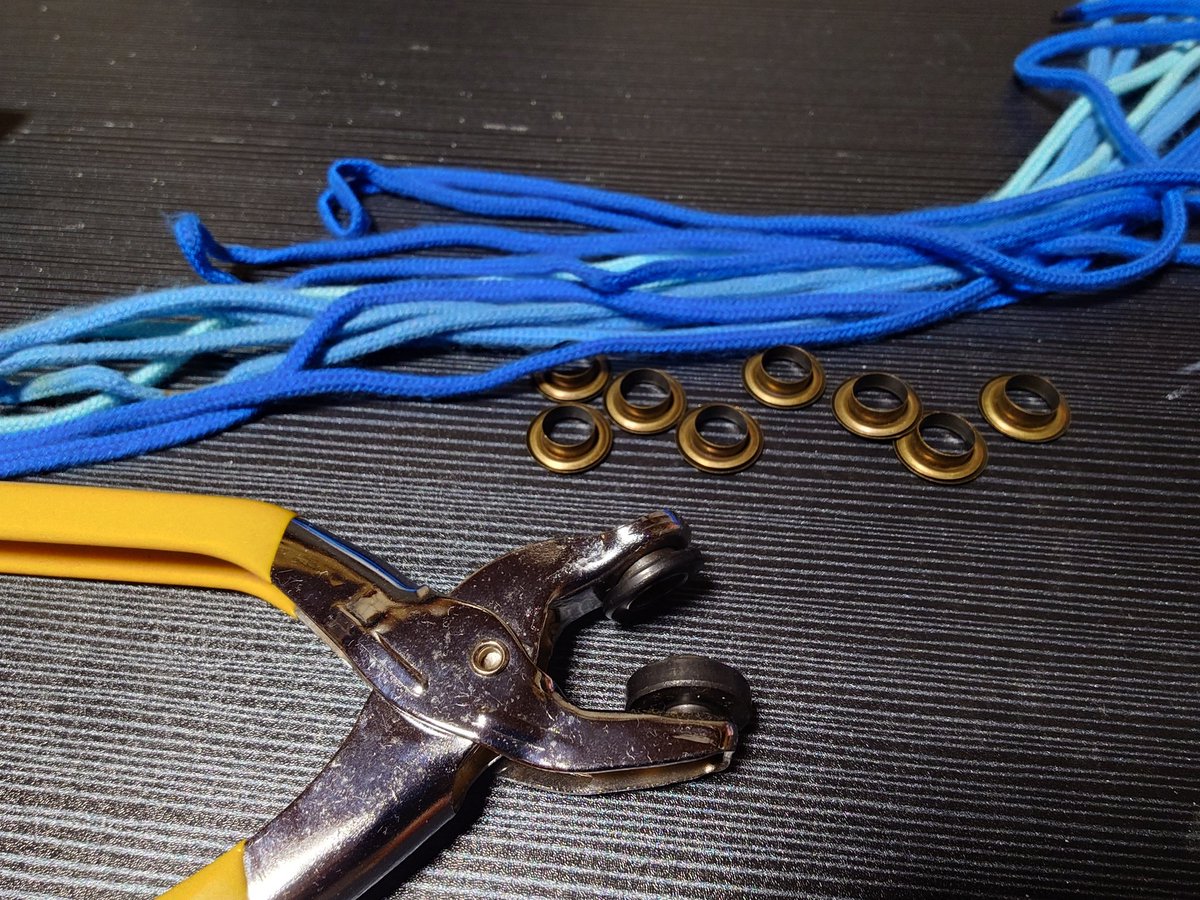 はい今日はですね、今シーズン最後の晩酌をしかながらの内職ですよ〜（予定）

今日は鳩目と紐をつける仕上げ作業となります。
この黄色い器具で鳩目を付けます。

#アスルクラロ沼津
#横断幕