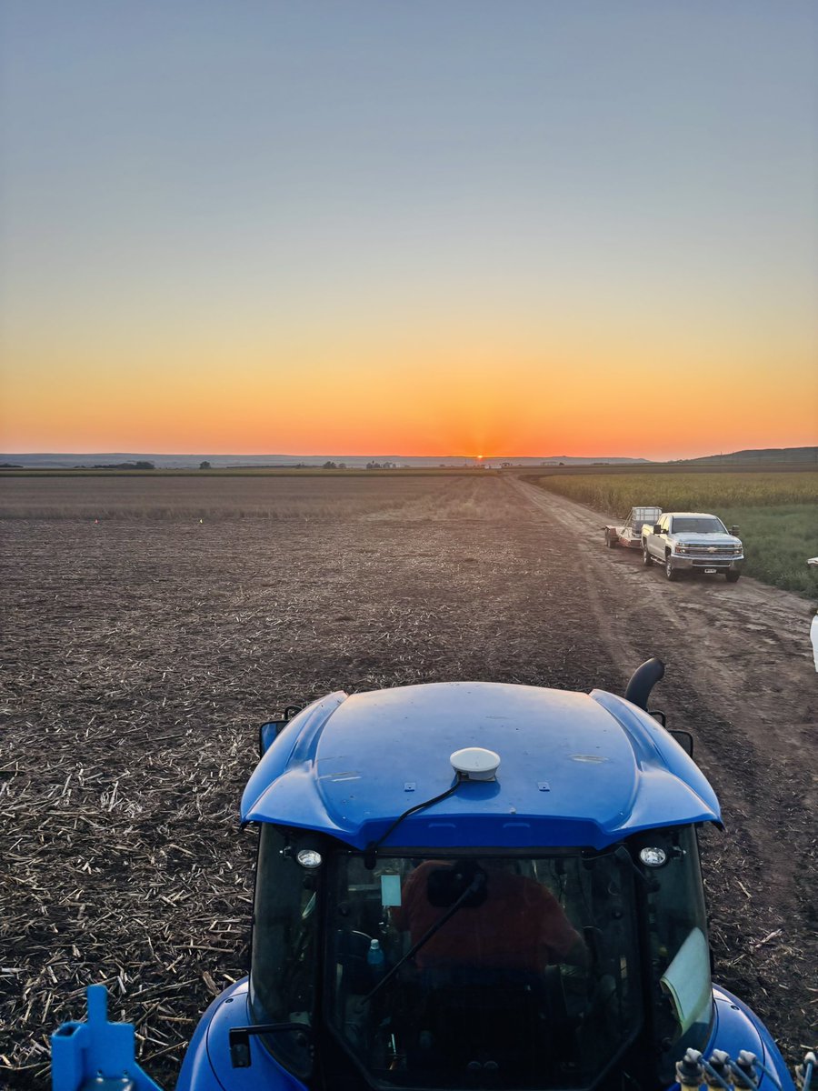 WheatInnovation's tweet photo. Day 1 planting in DLRF Pierre, SD. Tough long day with several breakdowns with the NoTill drill. Still TeamWheat got 800 plots in the ground.
Keep moving , we can do it!
Good moisture #PeaResidue #NoTillWorks @wheatsd @SDState β€οΈπΎπ€ https://t.co/ZOWGtYVW4Y