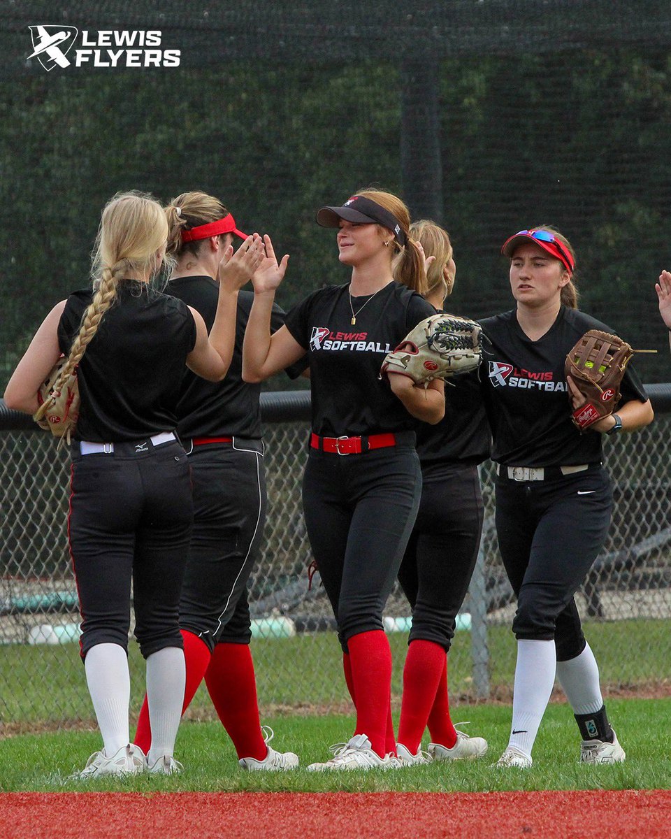 LewisSoftball's tweet photo. Flyers Softball is getting stronger this Fall💪😎 High five for that! #FlyAsOne #DecidetoTrust https://t.co/FuXfXKG7Bq