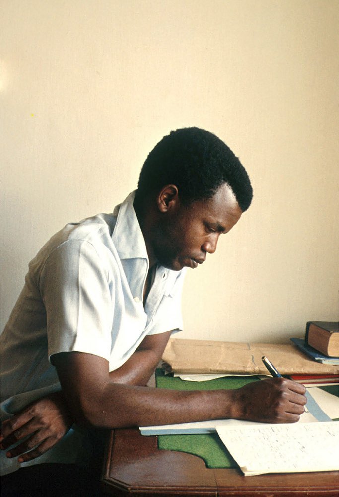 Novelist Chinua Achebe photographed with copies of his earliest written novel ‘Things Fall Apart’. 

Enugu, Nigeria, 1959. 

📷 Eliot Elisofon