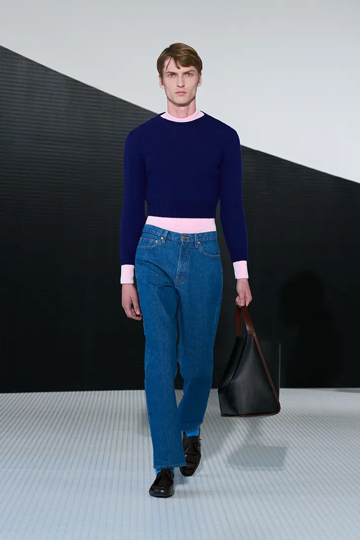 mmscene's tweet image. Jil Sander Spring Summer 2026 Menswear Collection - See more here: malemodelscene.net/menswear/jil-s…

#SimoneBellotti’s debut at #JilSander marked a precise exploration of what menswear can become when discipline and openness meet. Shown inside the label’s Milan headquarters, the…