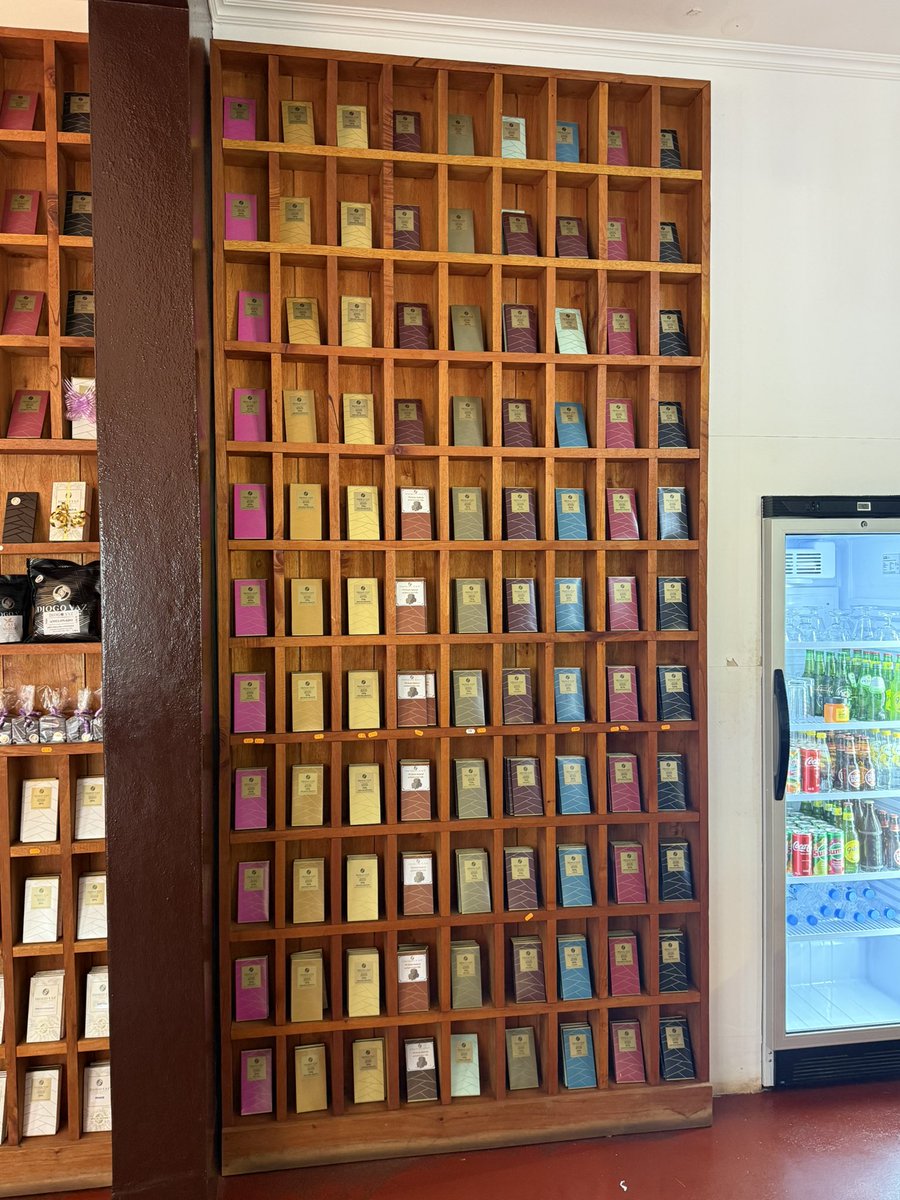 SAO TOME et PRINCIPE est l’île chocolat - une appellation qui n’est pas usurpée !!! Je peux en attester… toutes sortes de chocolats, de saveurs différentes, de teneur en cacao différentes et de plaisirs variés !!! 
É pura felicidade.