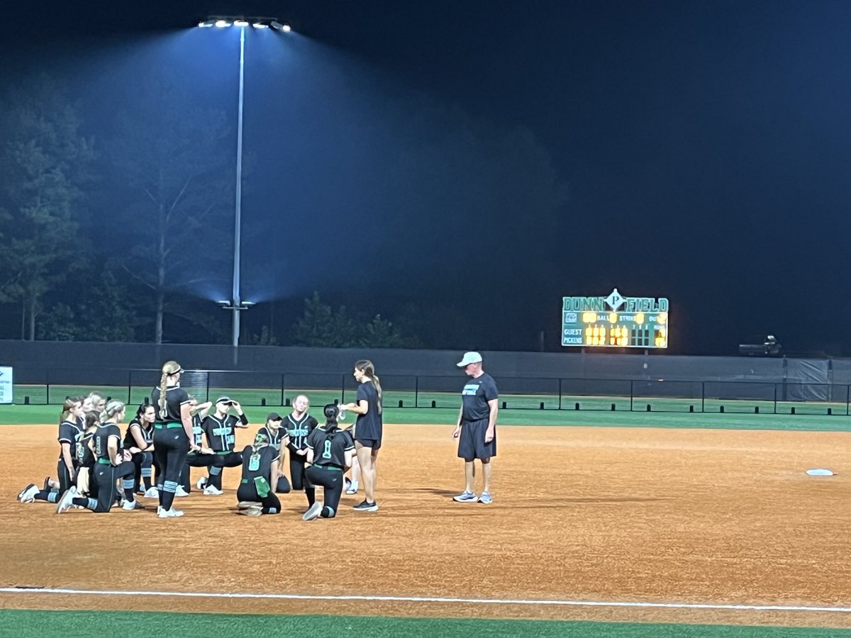 Our Nettes break open a tight game late and celebrate Senior Night by defeating GAC 15-7 at Dunn Field! 8th win in a row for our Nettes who remain tied for first in Region 6AAA! #NettesSoftball #DragonNation #SeniorNight