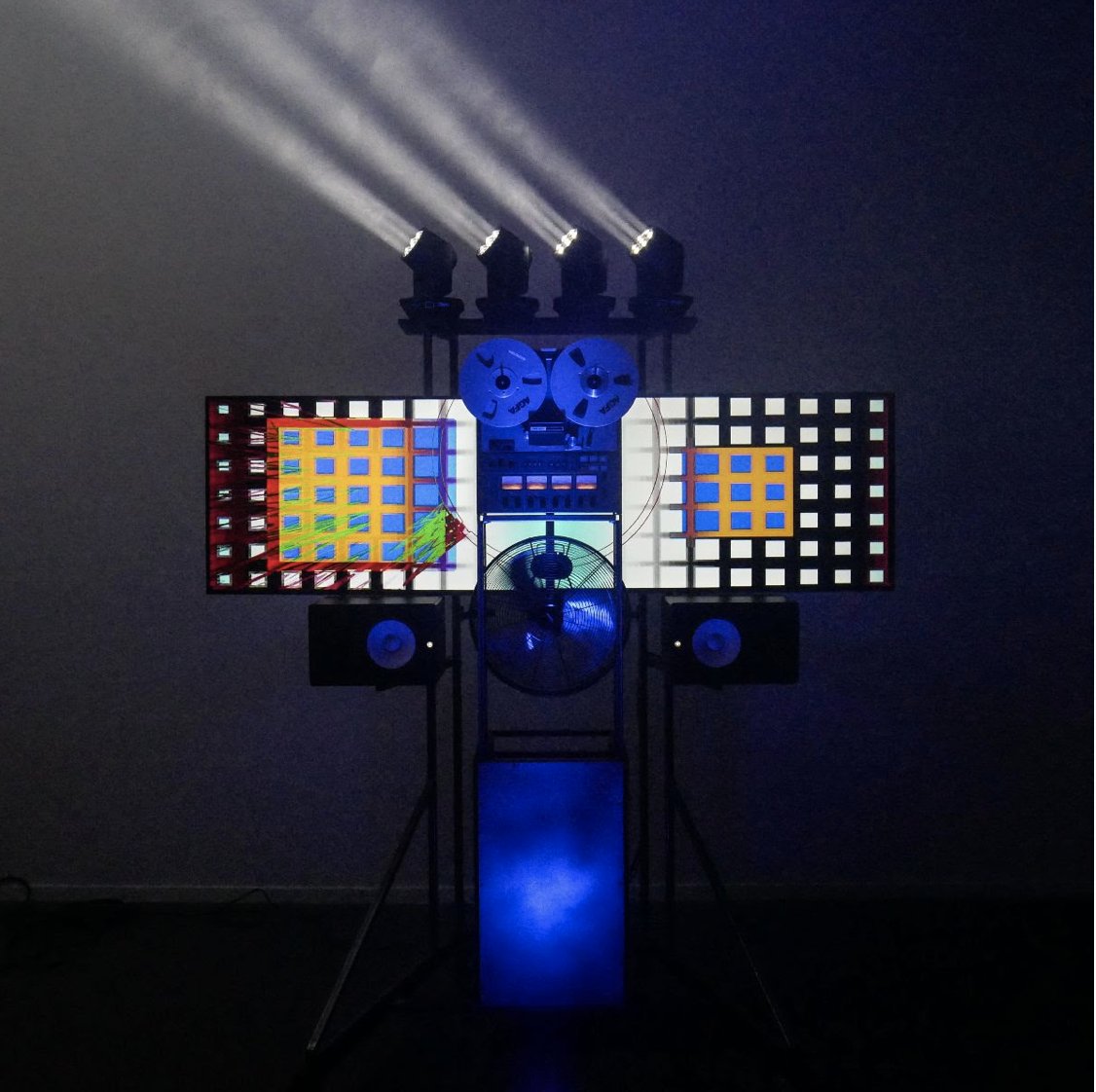 GalerieCharlot's tweet photo. @eric_vernhes – MEETING PHILIP
📍 Biennale NÉMO – CENTQUATRE-PARIS
🗓️ 11 octobre 2025 → 11 janvier 2026
« Meeting Philip » est une œuvre musicale, vidéographique et plastique construite autour d’un enregistrement culte : la conférence donnée par Philip K. Dick en 1977 à Metz, dans laquelle l’écrivain de science-fiction évoque ses glissements entre univers parallèles et sa conviction que notre réalité est... un programme informatique. Éric Vernhes ne cherche pas à valider ce récit : il choisit de donner la parole à l’écrivain plutôt qu’au prophète.
Une œuvre vertigineuse entre perception, mémoire, et narration spéculative.

—
OFF-SITE
Éric Vernhes – MEETING PHILIP
📍 Biennale NÉMO – CENTQUATRE-PARIS
🗓️ October 11, 2025 → January 11, 2026
“Meeting Philip” is a musical, video, and visual work built around the legendary 1977 Metz lecture by Philip K. Dick, where the author famously claimed that reality is a computer simulation and that déjà-vu is a glitch from reprogramming timelines. Instead of questioning his credibility, Vernhes embraces the writer over the self-proclaimed prophet — the latter merely a tool of the former.
A hypnotic dive into parallel worlds, speculative memory, and narrative collapse.

#EricVernhes #MeetingPhilip #PhilipKDick #BiennaleNemo #centquatreparis #videoinstallation #soundart #digitalart #artnumerique #galeriecharlot