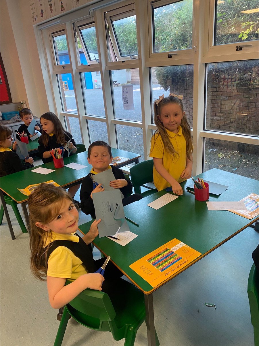 ctrps1's tweet image. 🖐️🧸Mrs Stitt&apos;s P3B class were busy estimating and measuring using their handprints today — such a fun and hands-on way to learn! 

They absolutely loved it! 🖐📏 

#ActiveLearning #MathsInAction #P3B