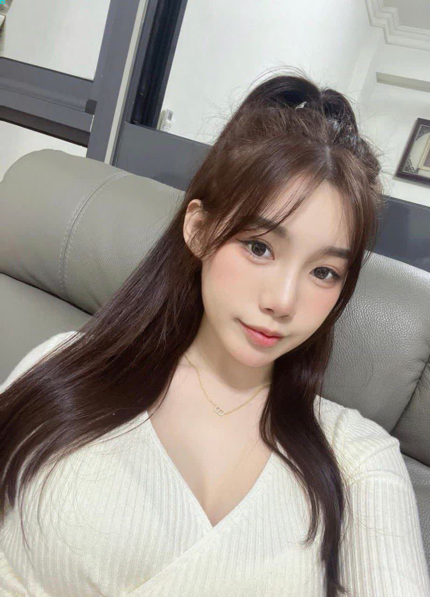 erchenshiren's tweet photo. 面相体相瞧，这妹子桃花眼水润、唇丰红媚、蜂腰肥臀的格局，性欲中旺骚浪中度，淫相雅致易开发，带点阴柔M骨，搁相学里就是“媚骨天成、床中柔顺”的上等桃花命
#淫相学 #面相 #反差女大 https://t.co/JDTvupSvJy