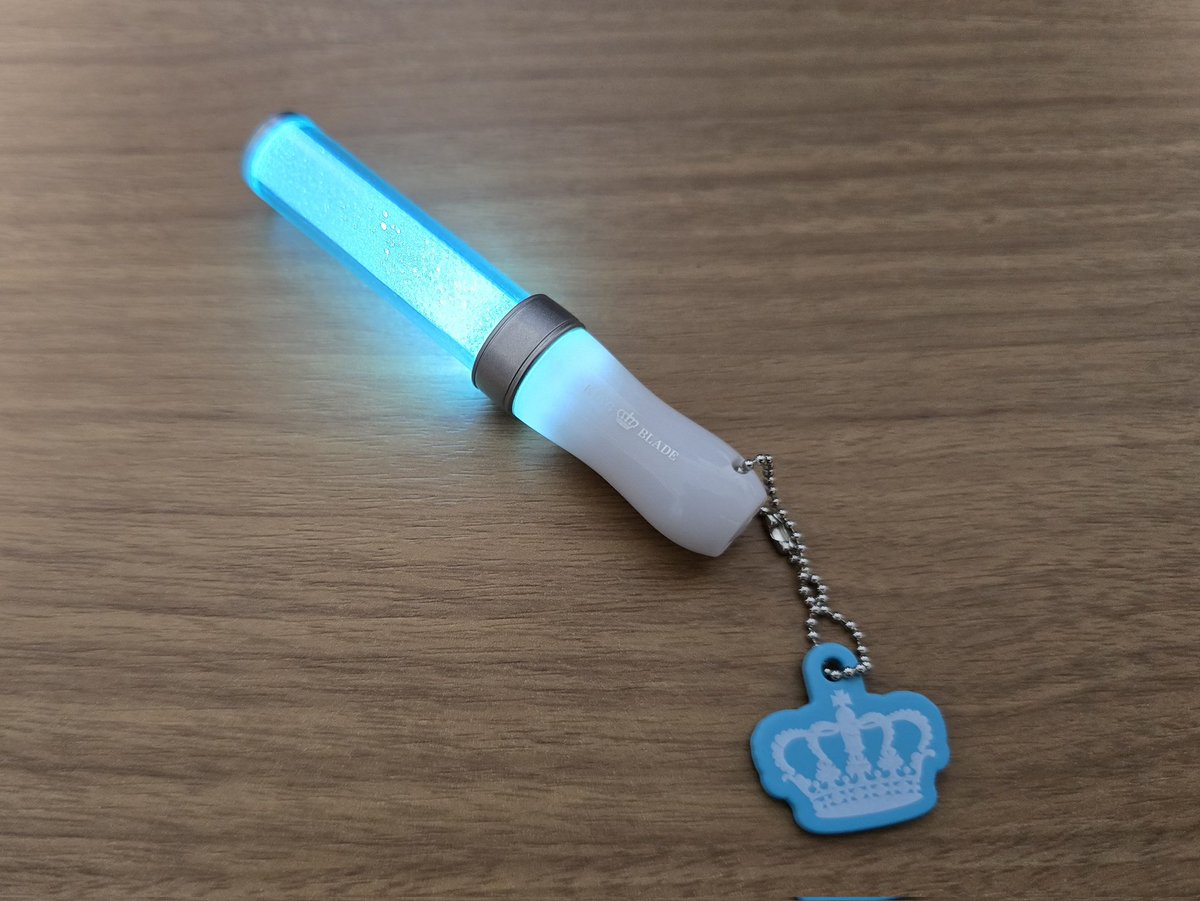 キンブレキーホルダー素晴らしいので、
ガチャ見つけた人はぜひ