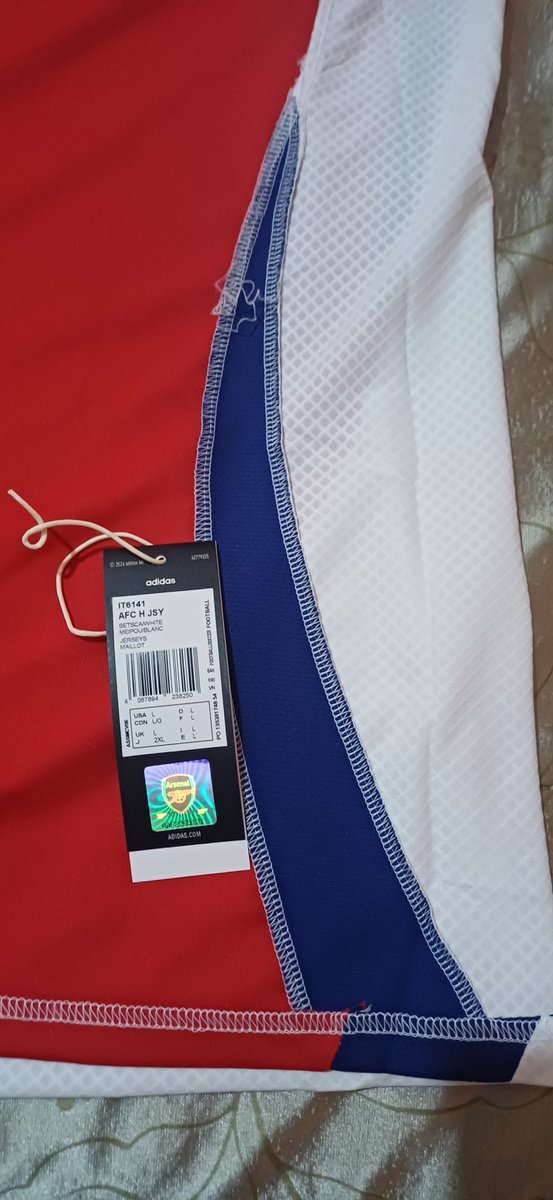 Tman9324's tweet photo. @adidasZA @adidas  
What nonsense is this? How did this t-shirt pass quality assurance? https://t.co/4X3dha1oZU