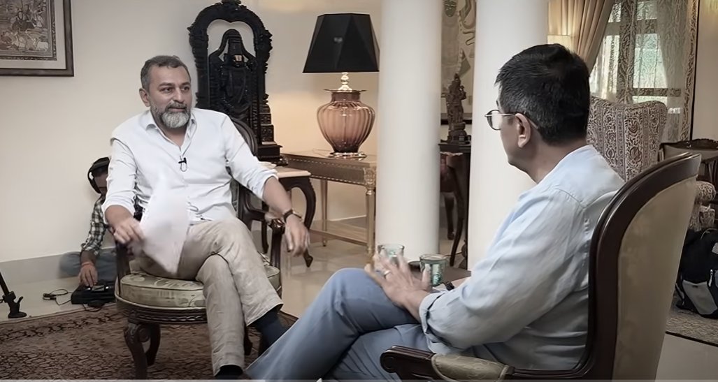 एक ही इंसान के ये दो इंटरव्यू "पत्रकारिता की नई पौध" के लिए उदाहरण जैसे हैं जिनसे वो ये सीख सकते हैं कि-
अच्छे और काम के इंटरव्यू के लिए 2-3 घंटे की जरूरत नहीं है बहुत तामझाम की जरूरत नहीं है बस आपका एक जर्नलिस्ट होना काफी है।अगर आप जर्नलिस्ट हैं तो आप 15-20 मिनट के इंटरव्यू में