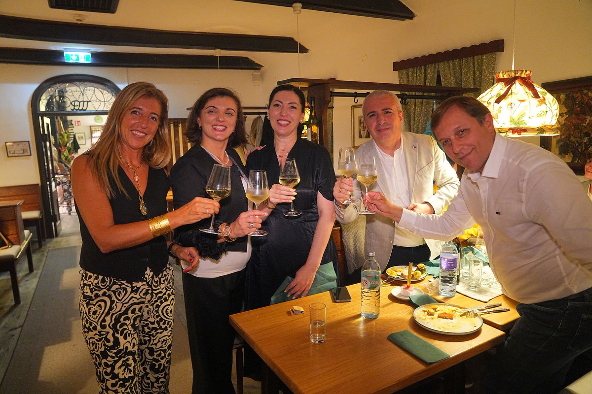 Farewell to #ELI2025 🎶 The Heurigen Express carried participants through Vienna’s vineyards before dinner at Mayer am Pfarrplatz 🍇🍷. On arrival, P Pichonnaz (Former ELI President) played the clarinet as a parting gift to ELI. Next stop: Paris 2026 🇫🇷