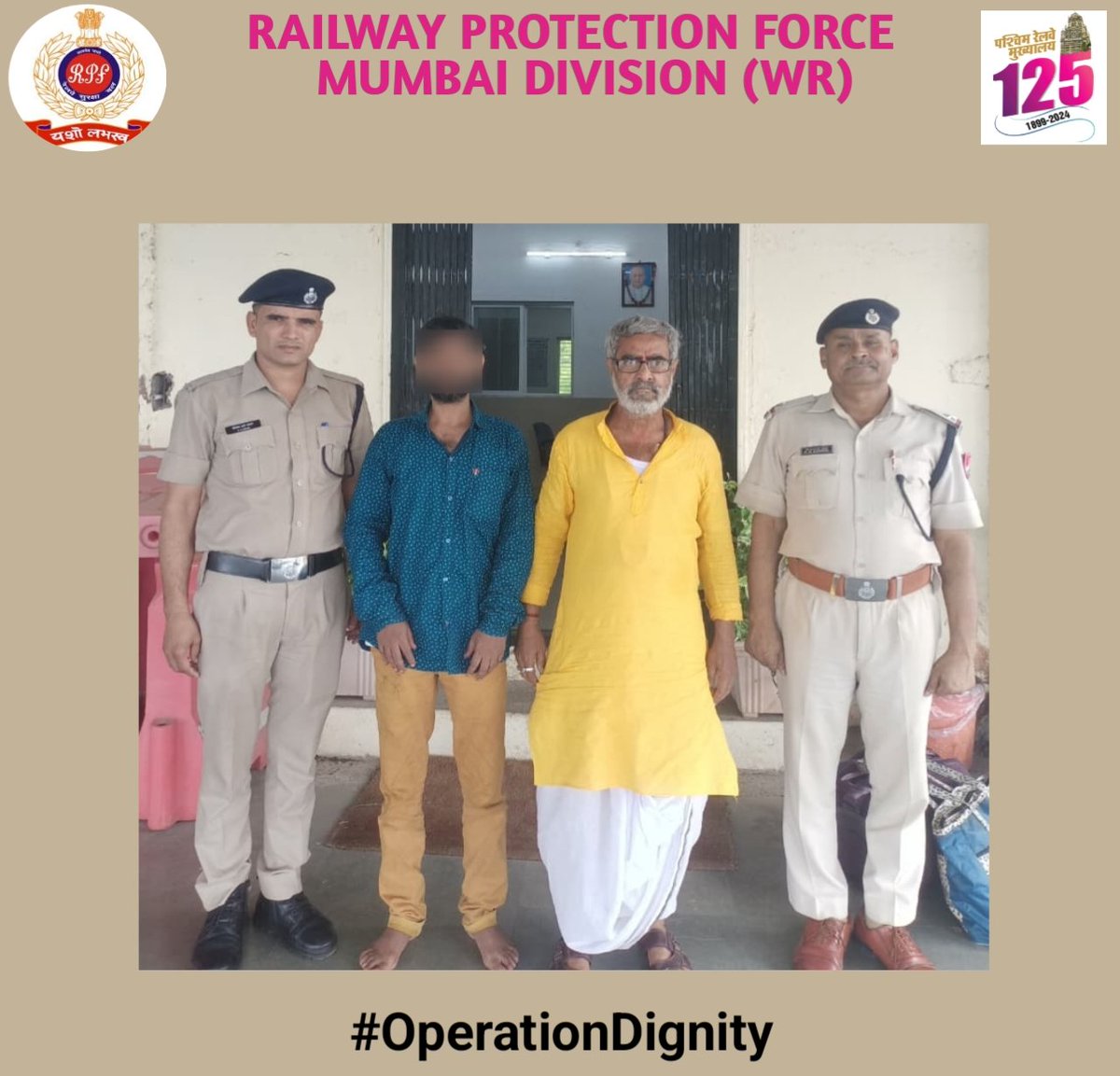 rpfwrbct's tweet photo. #OperationDignity
Alert staff of #RPF Amalner rescued a stray, mentally challenged person. Comforted, consoled and reunited with his family.
#HeroesInUniform 
@RPF_INDIA @mini  @WesternRly @rpfwr1 https://t.co/2mHOMmwFS4