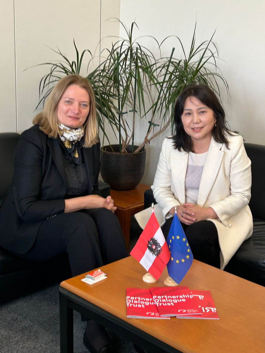 It was a pleasure for 🇦🇹 Amb. Schweitzer to meet the new Permanent Representative of Bhutan in Geneva, H.E. Amb. Tshering Lhadn, and to address topics of common interest, such as the process of Bhutan joining the #WTO and our bilateral and multilateral cooperation.